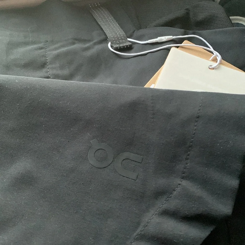 ♥️♥️♥️ ON RUNNING Explorer Black Shorts, size L - Picture 16 of 16